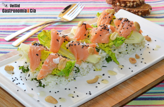 Ensalada de arroz basmati con cogollos, salmón y sésamo