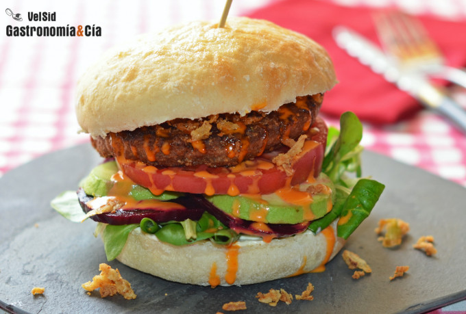 Hamburguesa vegana con remolacha, aguacate y Sriracha m