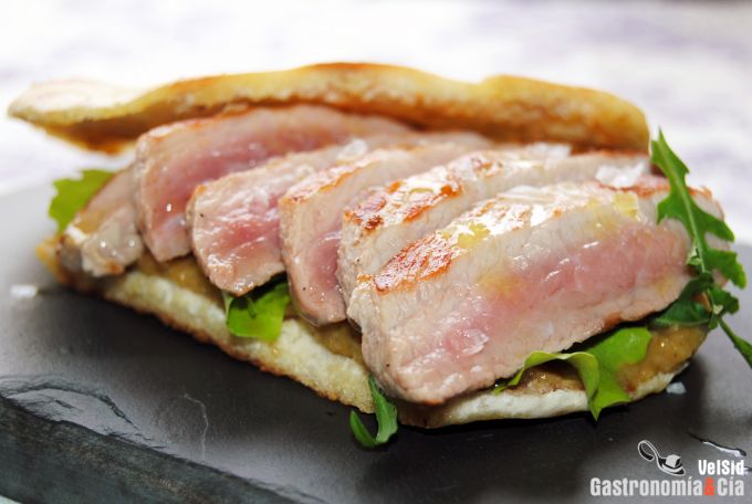 Secreto de cerdo con salsa de pera y rábano picante en