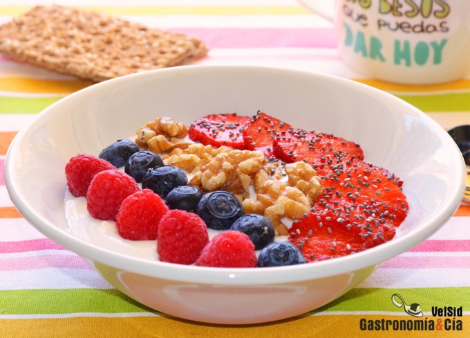 Bol de queso fresco batido 0% con frutos rojos y nueces