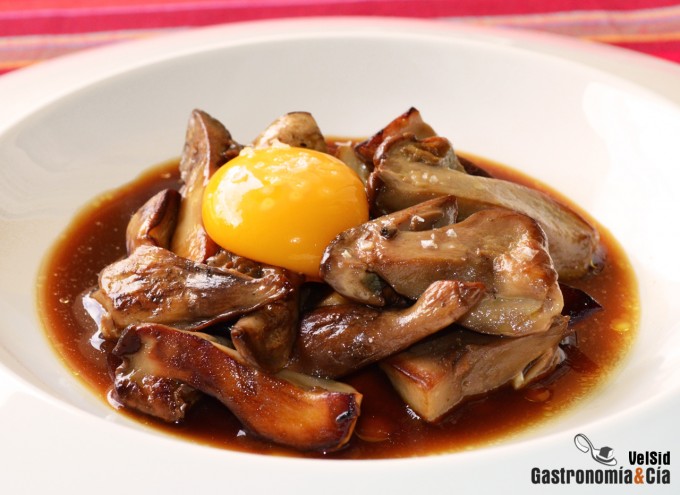 Hongos con jugo de carne y huevo