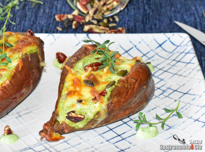 Boniatos asados con ricota, salsa de rúcula y semillas