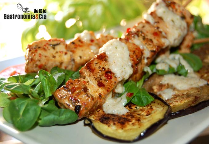 Brochetas de cerdo mediterráneas
