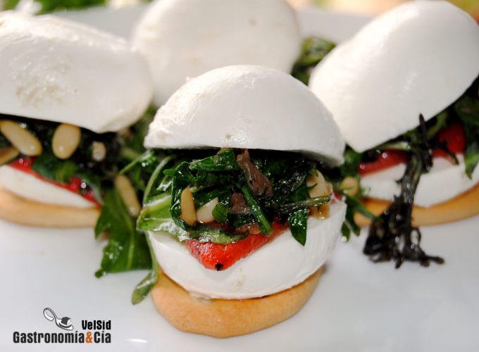 Bocconcini con rúcula, mostaza y piñones