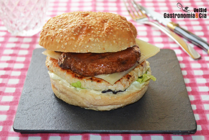 Hamburguesa de pollo con níscalos y salsa toum