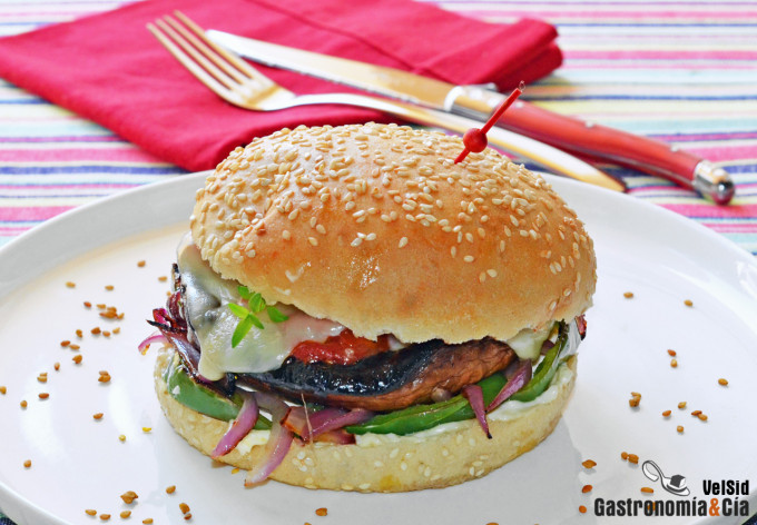 Hamburguesa vegetariana de Portobello con tomates confi