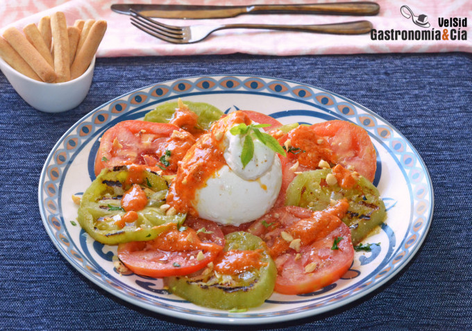Burrata con tomate verde a la parrilla y salsa romesco