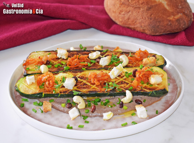 Calabacín al grill con hummus de alubias negras