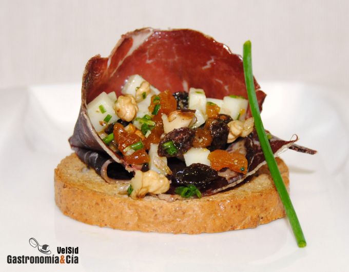 Cecina con queso y frutos secos