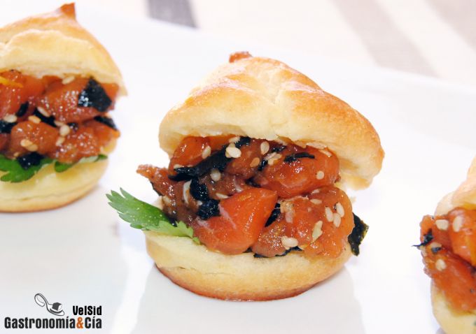 Choux relleno de tartar de salmón