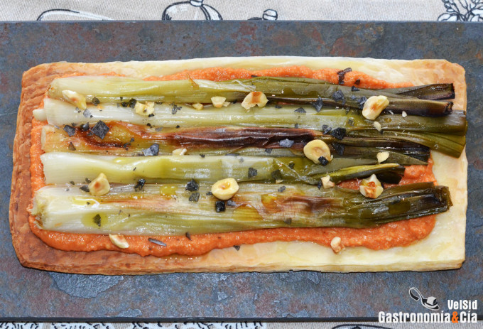 Coca de calçots con salsa romesco