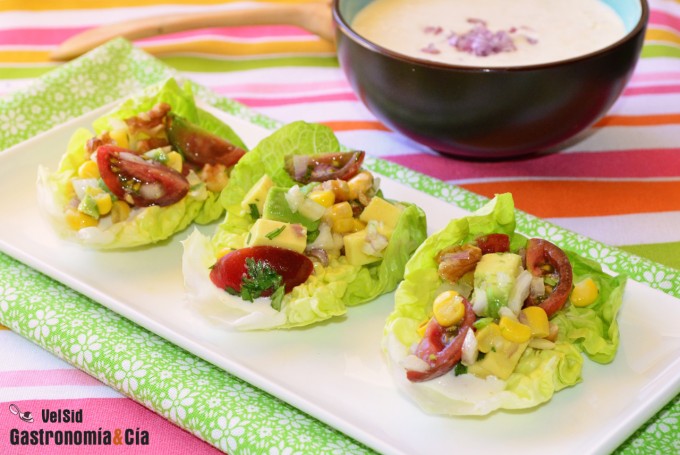 Hojas de cogollo con aguacate y tomate