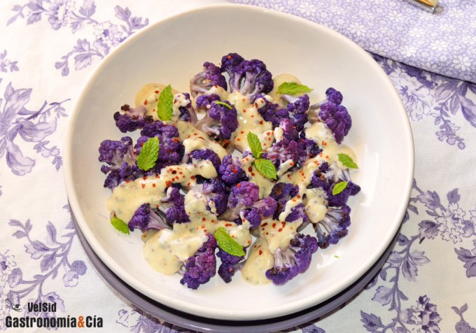 Coliflor morada salteada con salsa de yogur, mostaza y 