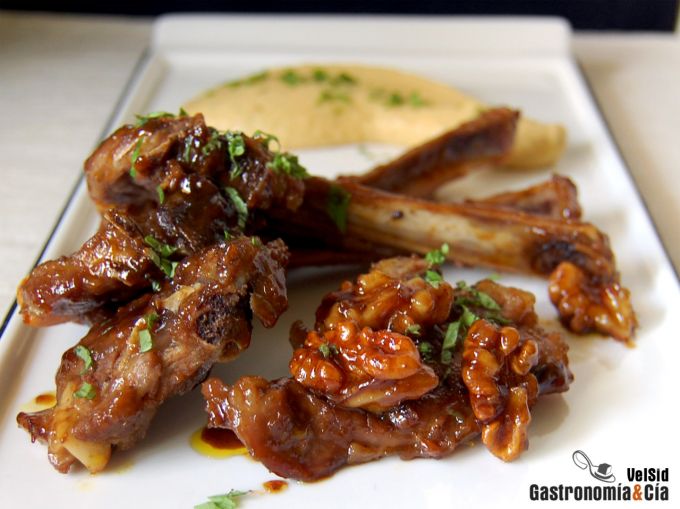 Cordero lechal a la naranja con nueces