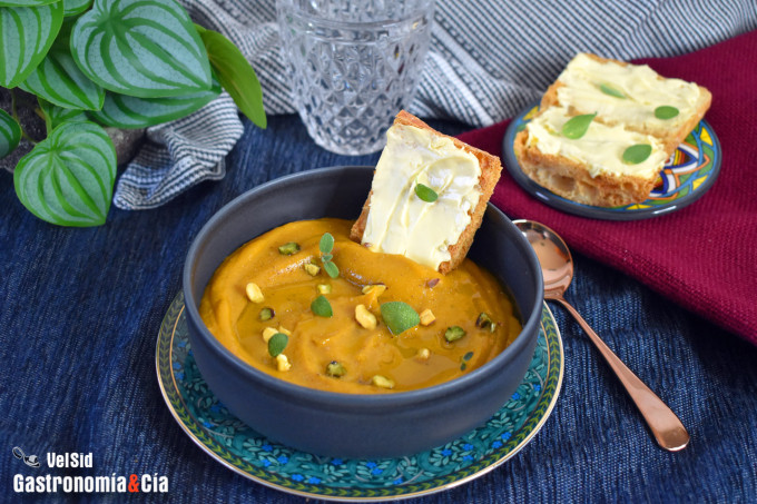 Crema de calabaza asada con miso y pistachos tostados