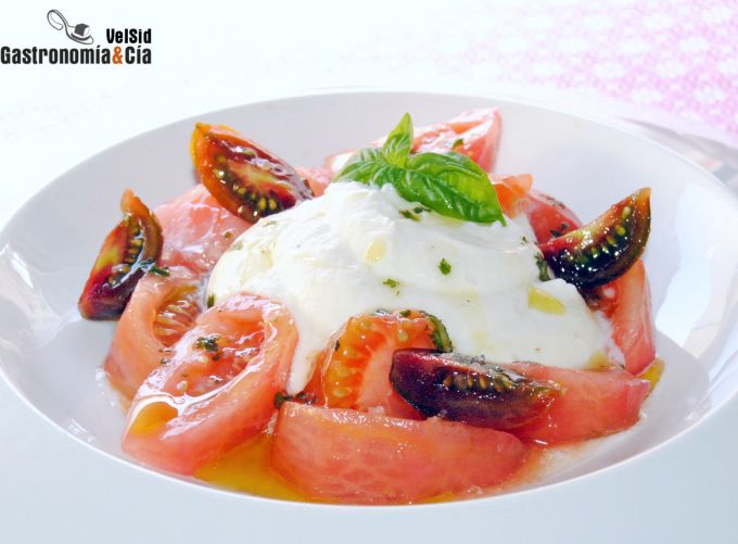 Crema de 'falsa' burrata con tomate y aceite de albah