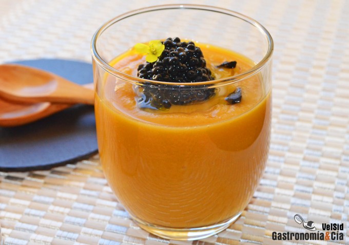 Crema de calabaza con huevas de arenque ahumado y ajo n