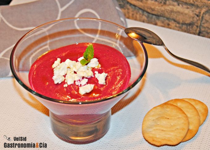 Receta de crema de remolacha y queso de cabra suave