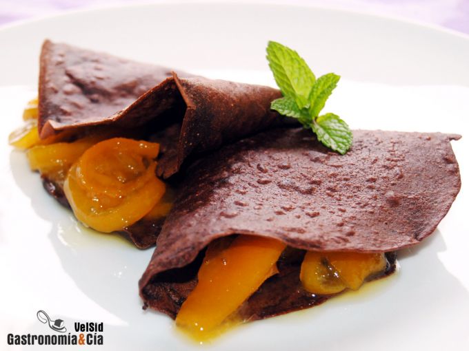 Crepes de chocolate con limequats confitados