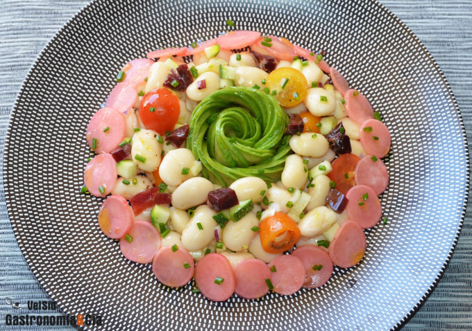 Ensalada de alubias con aguacate, tomate y rabanitos ag