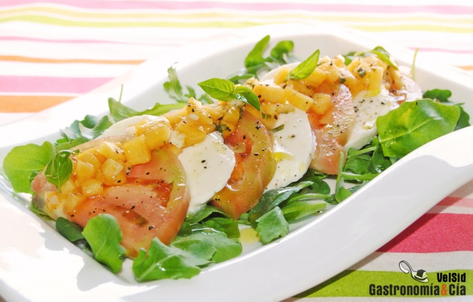 Ensalada de tomate y rúcula con vinagreta de melocotón