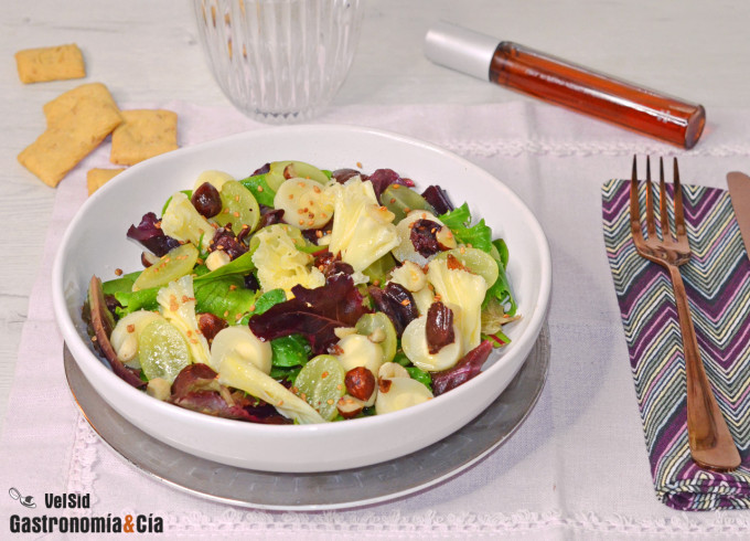 Ensalada de brotes tiernos con uvas y queso Tête de Moi