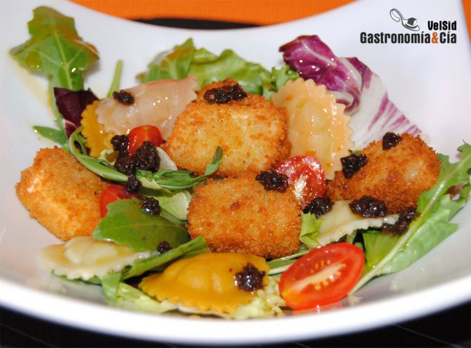 Ensalada con queso de cabra rebozado