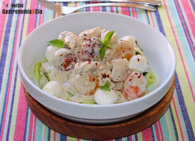 Espaguetis de calabacín con salsa cremosa de queso, pol