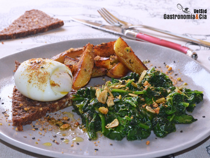 Espinacas salteadas con patatas, huevo mollet y dukkah 