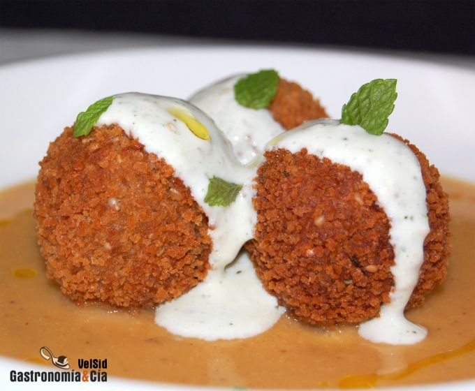 Falafel crujiente con crema de garbanzos y salsa de men