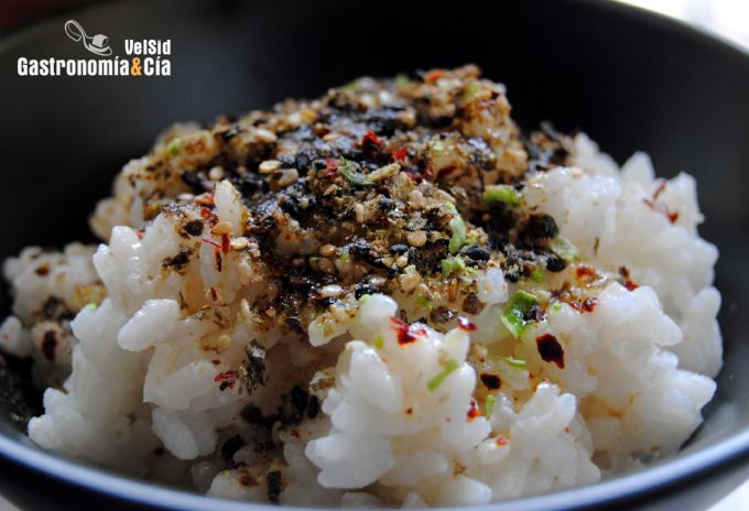 Furikake de nori, katsuo y guisantes