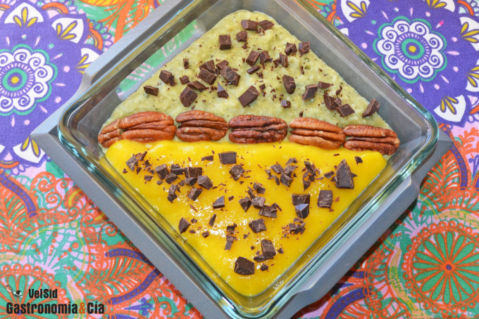 Gachas de avena con té matcha, mango y chocolate