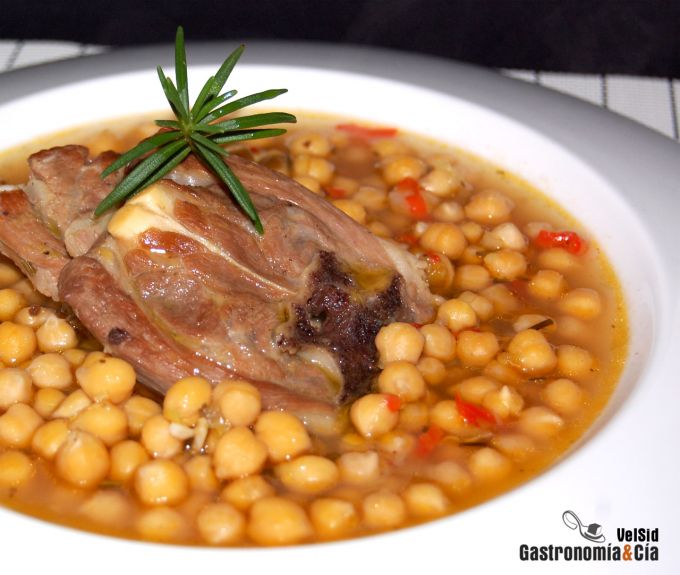 Garbanzos con cordero al romero