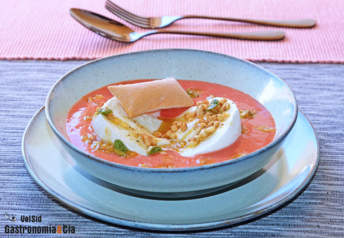 Gazpacho con mozzarella de búfala y vinagreta de frutos