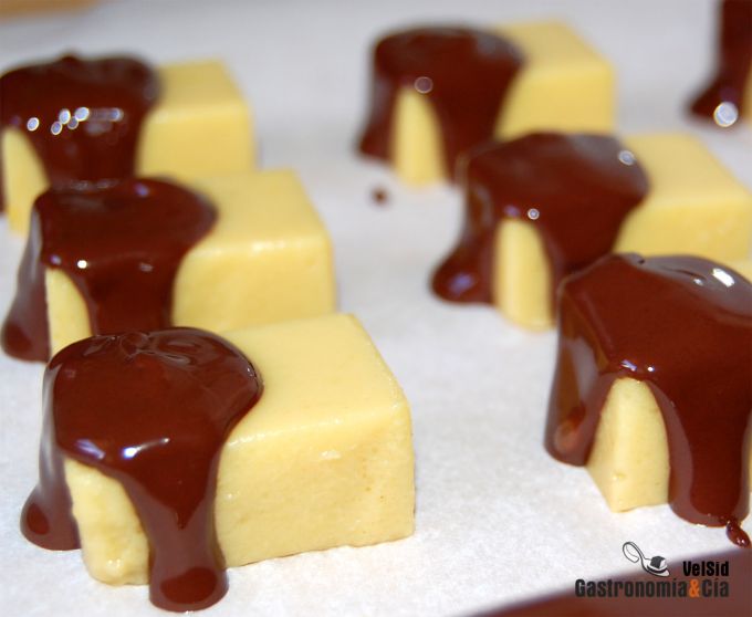 Gelatina de mango al curry con chocolate