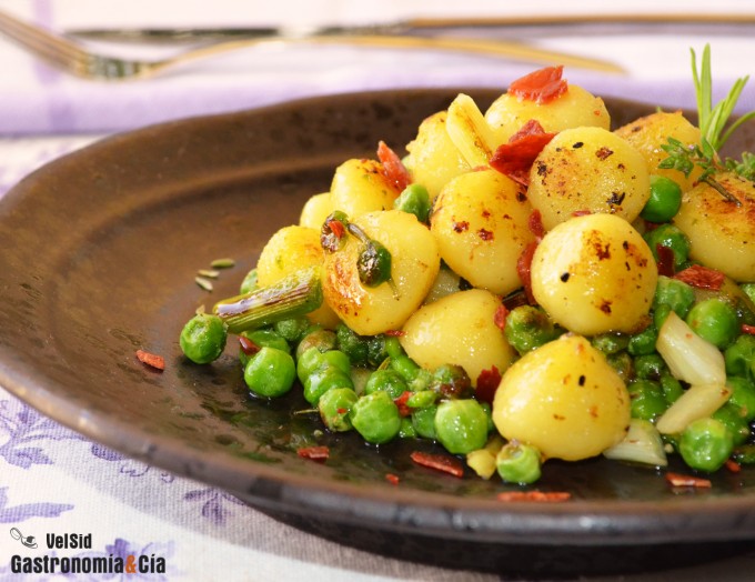 Ñoquis salteados con guisantes y jamón
