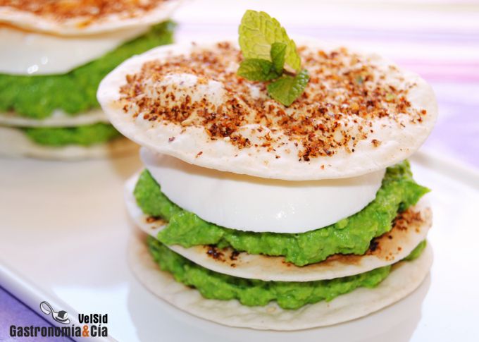 Guisantes, mozzarella y obleas crujientes