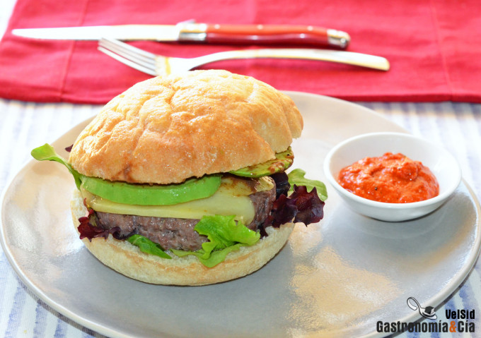 Hamburguesa de ternera con queso ahumado y aguacate