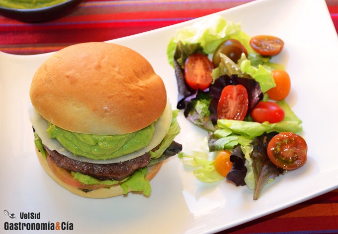 Hamburguesa de vacuno con tomate queso y alioli de agua