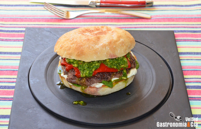 Hamburguesa de ternera con pimientos del cristal, queso