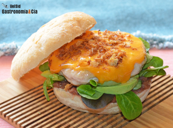 Hamburguesa de pollo con chutney de higos y manzana