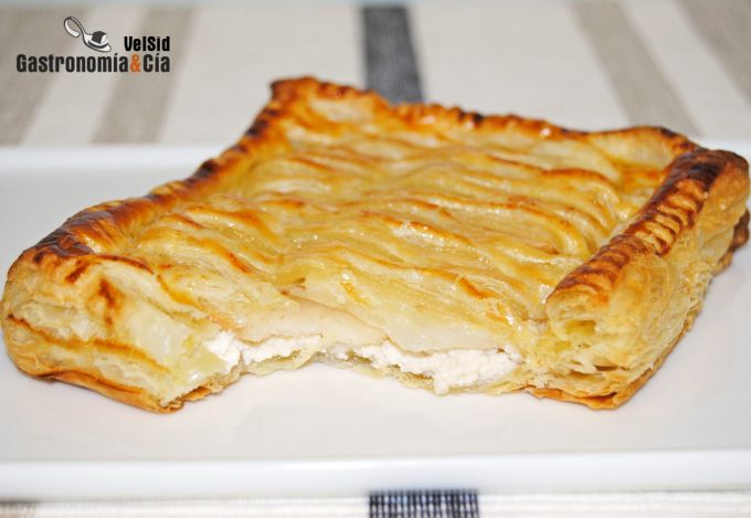 Tarta de hojaldre rellena de requesón y pera