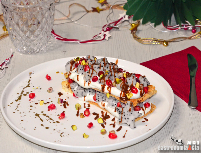 Hojaldre con yogur, pitaya y salsa de chocolate