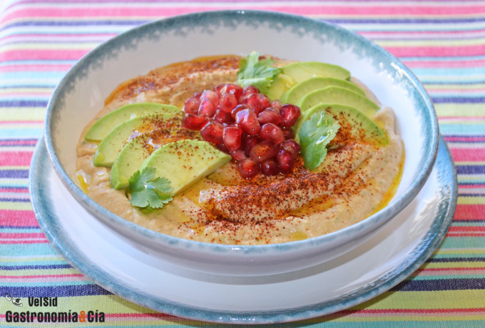 Hummus con granada y aguacate