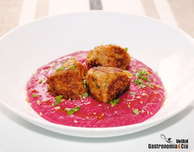 Hummus de remolacha con bocaditos de soja