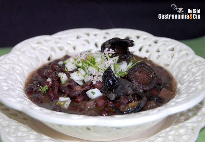 Judías negras con setas