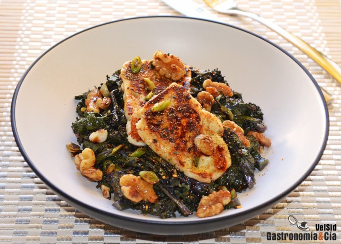 Kale con halloumi y nueces