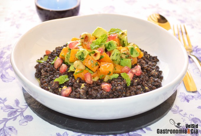 Ensalada templada de lentejas beluga con calabaza y agu