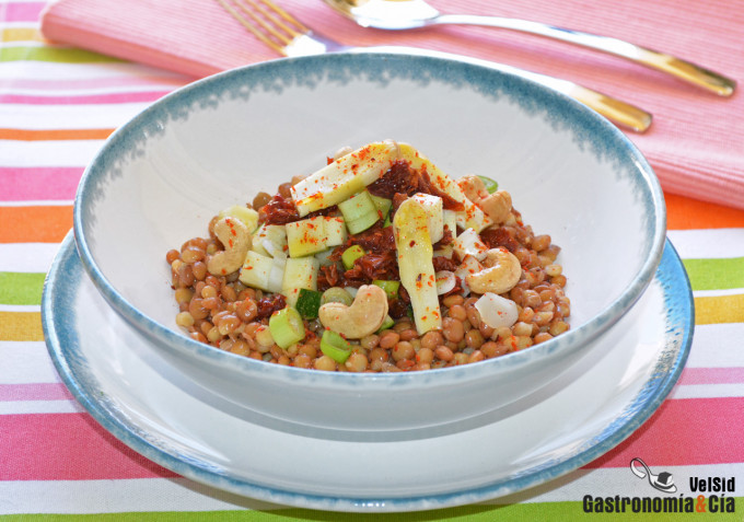 Ensalada de lentejas con espárragos blancos frescos, to