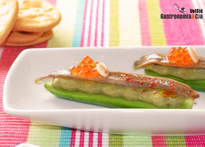 Mini pepinos con aguacate y anchoa